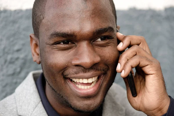 Närbild Porträtt Afrikansk Amerikansk Man Ler Och Talar Med Telefon — Stockfoto