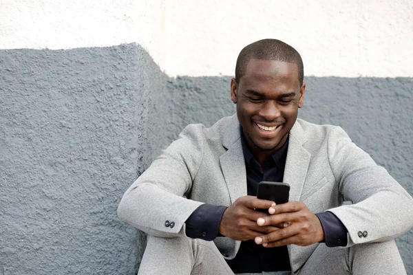 Närbild Porträtt Afrikansk Amerikansk Man Ler Och Sitter Med Telefon — Stockfoto