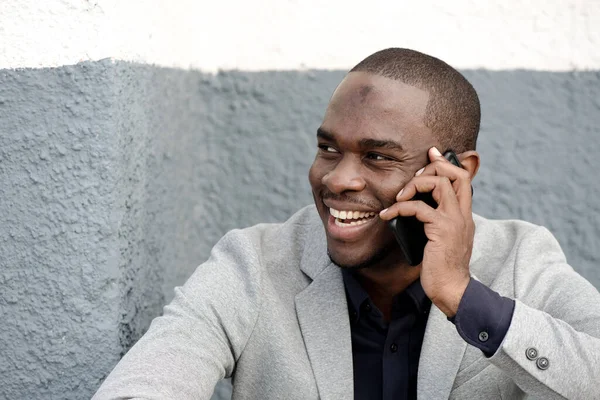 Close Retrato Homem Afro Americano Sorrindo Conversando Com Celular Olhando — Fotografia de Stock