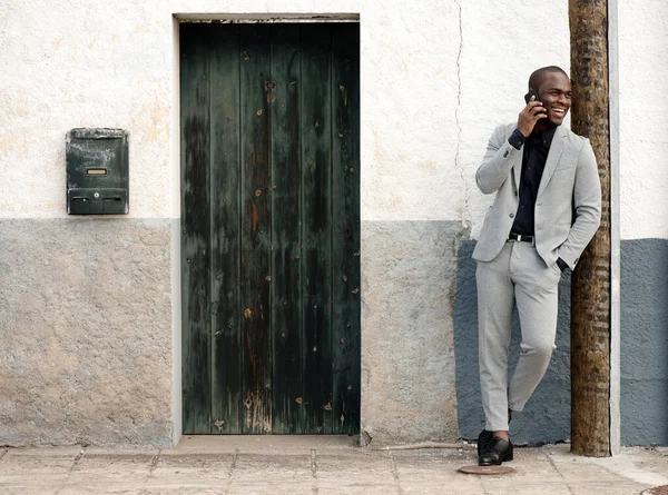 Ganzkörperporträt Eines Lächelnden Afrikanisch Amerikanischen Geschäftsmannes Der Der Wand Steht — Stockfoto