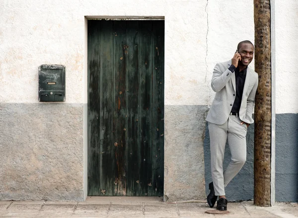 Portrait Complet Homme Affaires Afro Américain Souriant Debout Mur Parlant — Photo