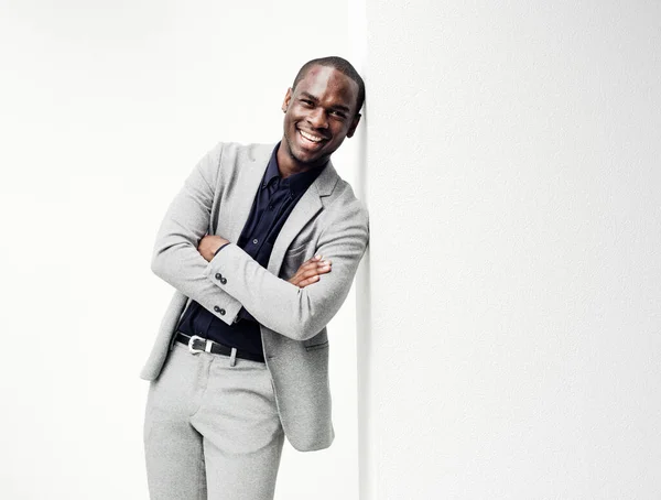 Boldog Afro Amerikai Üzletember Portréja Keresztbe Tett Karokkal Fehér Falnak — Stock Fotó