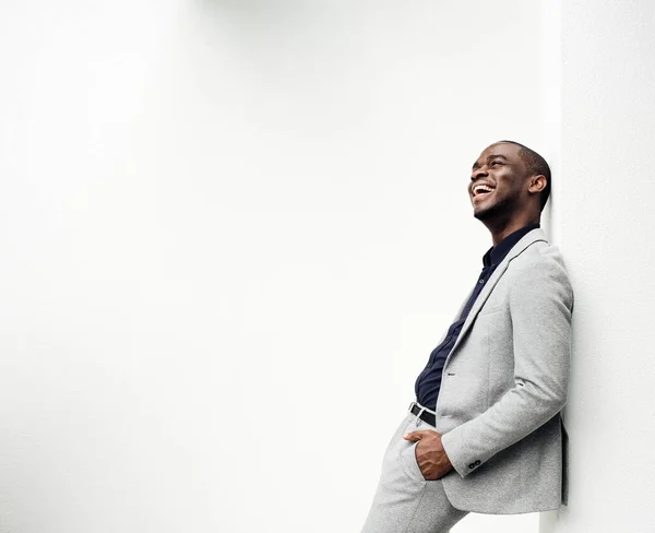 Retrato Lateral Del Elegante Hombre Negocios Afroamericano Apoyado Pared Blanca — Foto de Stock