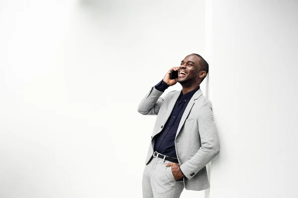 Boční Portrét Šťastný Africký Americký Podnikatel Mluví Mobilním Telefonem Zatímco — Stock fotografie