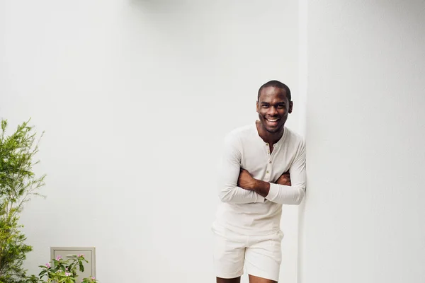 Портрет Смеющегося Африканского Американца Скрещенными Руками Прислонившегося Белой Стене — стоковое фото