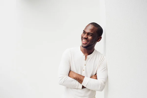 Portrait Bel Homme Afro Américain Souriant Avec Les Bras Croisés — Photo