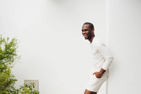 Retrato Lateral Del Guapo Hombre Afroamericano Sonriendo Apoyado Pared Blanca —  Fotos de Stock
