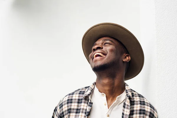 Close Retrato Rir Afro Americano Com Chapéu Contra Fundo Branco — Fotografia de Stock