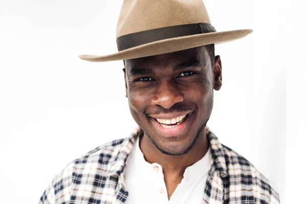 Close Portret Van Glimlachende Afrikaanse Man Met Hoed Door Witte — Stockfoto