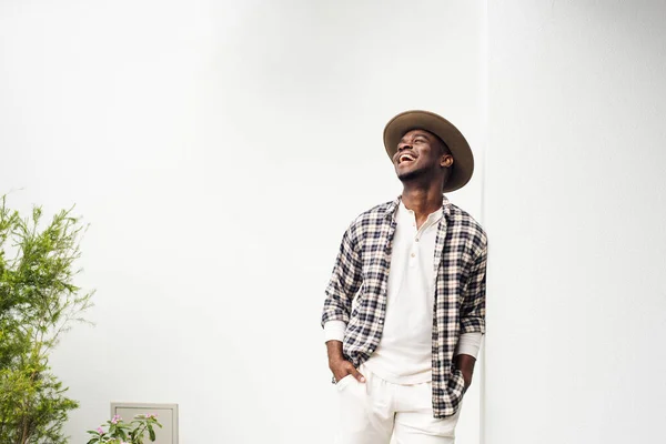 Retrato Hombre Afroamericano Feliz Con Sombrero Apoyado Pared Blanca Riendo — Foto de Stock