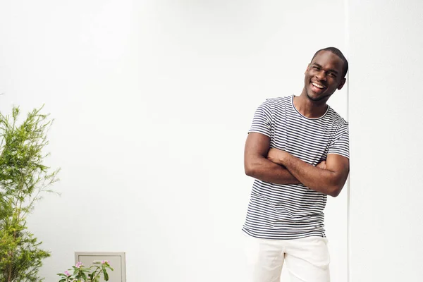 Retrato Del Hombre Afroamericano Relajado Sonriendo Con Los Brazos Cruzados —  Fotos de Stock