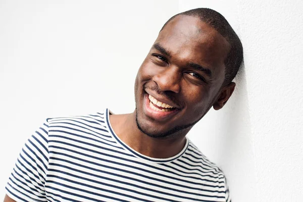 Close Portret Gelukkig Afrikaans Amerikaanse Man Leunend Tegen Muur Glimlachen — Stockfoto