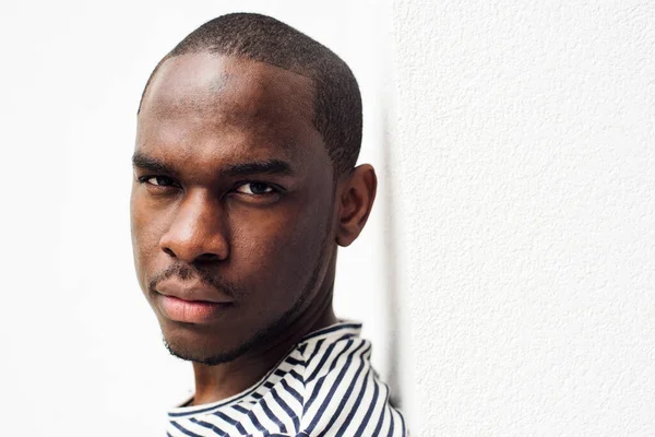 Närbild Sida Porträtt Allvarlig Afrikansk Amerikansk Man Lutar Mot Vit — Stockfoto