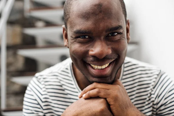 Primer Plano Retrato Sonriente Afroamericano Hombre Sentado Con Barbilla Las —  Fotos de Stock