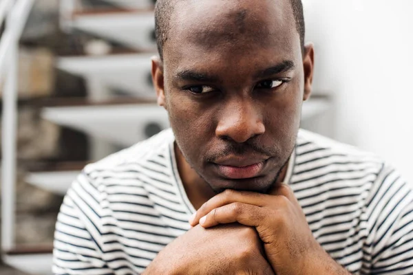 Primer Plano Retrato Africano Hombre Sentado Con Barbilla Las Manos —  Fotos de Stock