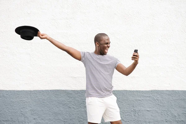 Retrato Alegre Afro Americano Homem Com Celular Tomando Selfie — Fotografia de Stock