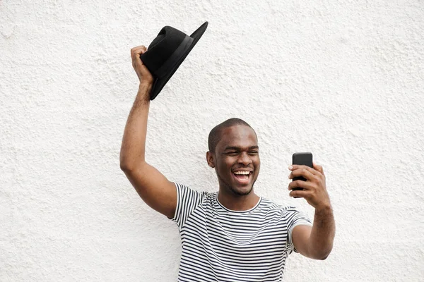 Portret Vesel Afro American Telefon Mobil Luând Selfie Pălărie Perete — Fotografie, imagine de stoc