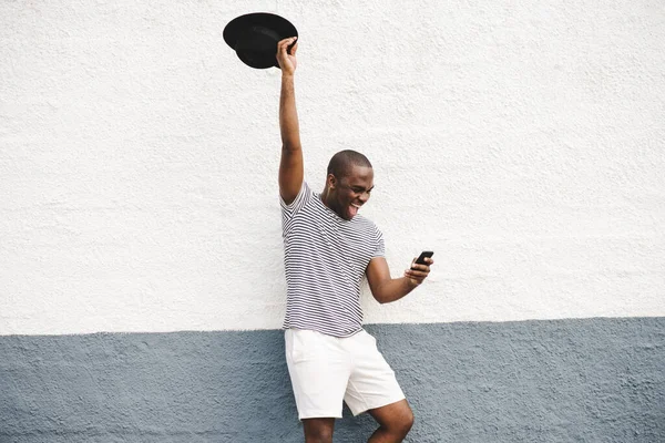 Πορτρέτο Χαρούμενος Αφροαμερικάνος Κοιτάζει Κινητό Τηλέφωνο Επευφημίες Ένα Χέρι Έθεσε — Φωτογραφία Αρχείου