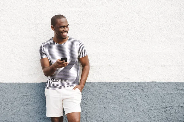 Ritratto Sorridente Uomo Afroamericano Pantaloncini Corti Shirt Con Cellulare Mano — Foto Stock