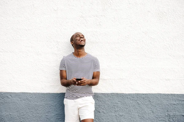 Retrato Riéndose Hombre Afroamericano Sosteniendo Teléfono Móvil — Foto de Stock