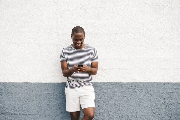 Πορτρέτο Χαμογελαστός Αφροαμερικανός Άνδρας Σορτς Και Shirt Κοιτάζοντας Κινητό Τηλέφωνο — Φωτογραφία Αρχείου