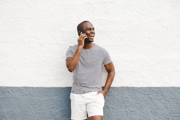 Retrato Hombre Afroamericano Feliz Pantalones Cortos Camiseta Hablando Con Teléfono —  Fotos de Stock