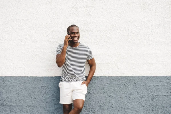 Retrato Hombre Afroamericano Feliz Pantalones Cortos Camiseta Hablando Con Teléfono —  Fotos de Stock