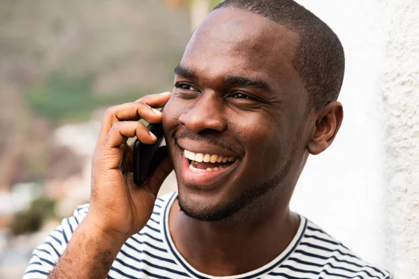 Cerca Retrato Riendo Hombre Negro Hablando Con Teléfono Celular Fuera —  Fotos de Stock