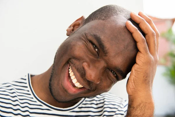 Primer Plano Retrato Sonriente Afroamericano Hombre Con Mano Cabeza — Foto de Stock