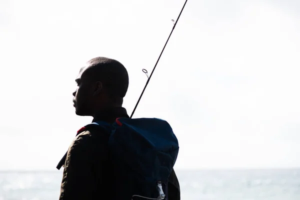 肖像画渔夫拿着钓竿站在海边 — 图库照片
