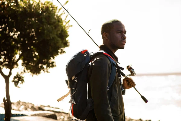 Seitenporträt Afrikanisch Amerikanischer Mann Der Draußen Mit Angelrute Und Tasche — Stockfoto