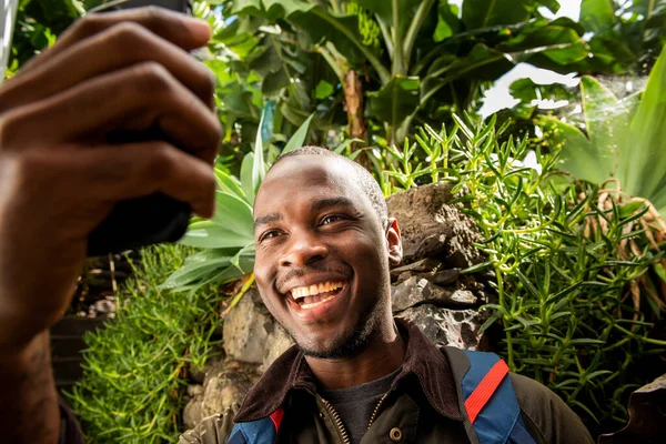 Retrato Sonriente Afroamericano Hombre Con Mochila Tomando Selfie Aire Libre —  Fotos de Stock