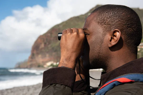 Närbild Porträttman Håller Kikare Vid Stranden Tittar Havet — Stockfoto