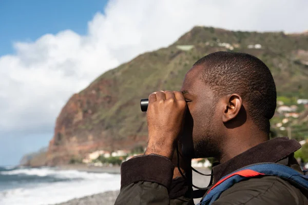 Retrato Lateral Homem Americano Africano Beira Mar Olhando Através Binóculos — Fotografia de Stock