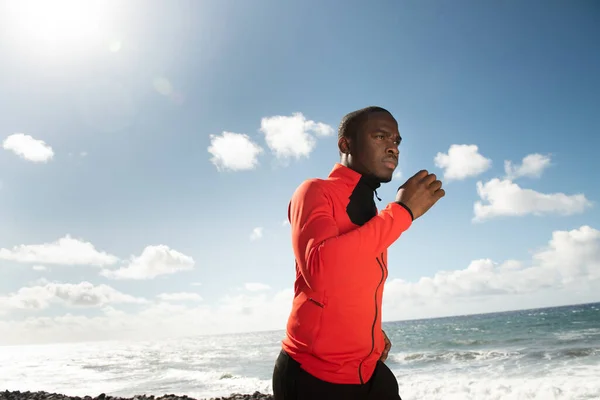 Porträtt Frisk Afrikansk Amerikansk Man Som Springer Vid Havet — Stockfoto