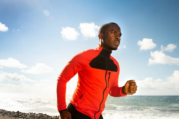 Zij Portret Afrikaanse Amerikaanse Man Joggen Door Zee — Stockfoto
