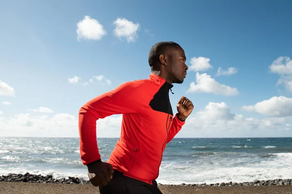 プロフィール肖像画アフリカ系アメリカ人男性がビーチで走っている — ストック写真