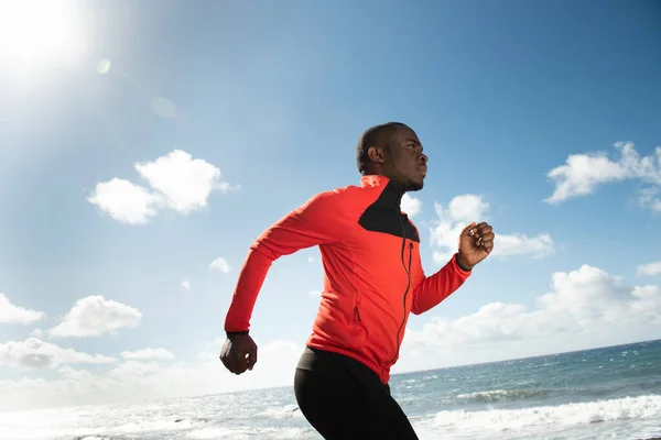 Portret Gezonde Afrikaanse Man Loopt Door Kust — Stockfoto