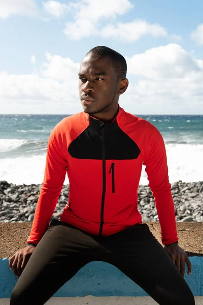 Retrato Serio Afroamericano Deportista Sentado Fuera Por Agua —  Fotos de Stock