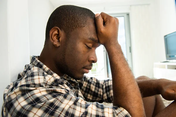 Närbild Sida Porträtt Afrikansk Amerikansk Man Sitter Med Huvudet Händerna — Stockfoto