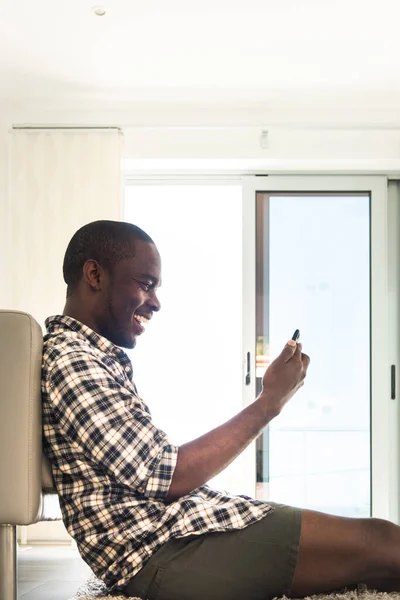 Retrato Lateral Hombre Afroamericano Feliz Sentado Suelo Con Teléfono Celular — Foto de Stock