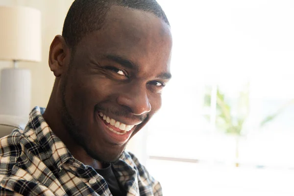 Zbliżenie Portret Afrykańczyk Amerykański Człowiek Śmiech — Zdjęcie stockowe