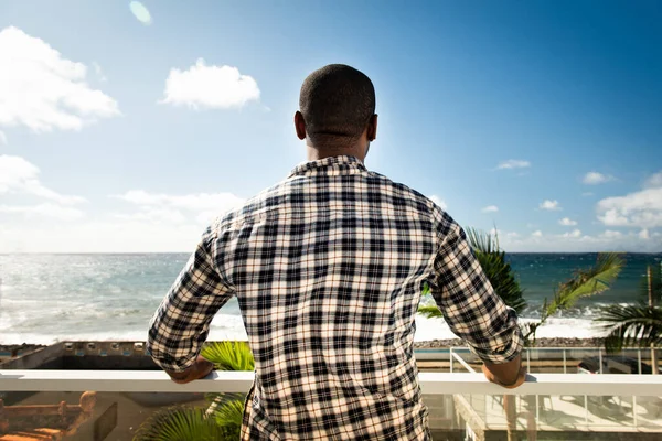 Retrato Volta Homem Afro Americano Varanda Olhando Para Vista Oceano — Fotografia de Stock