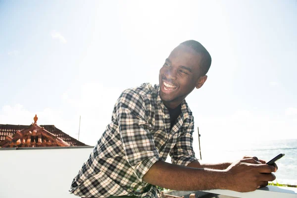 Close Side Portrait Homem Americano Africano Feliz Usando Telefone Celular — Fotografia de Stock