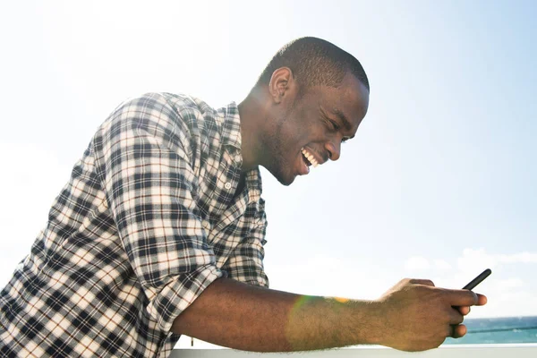 Cerca Retrato Lado Sonriendo Hombre Afroamericano Utilizando Teléfono Celular Fuera — Foto de Stock