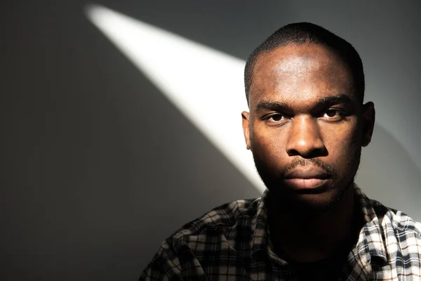 Närbild Porträtt Afrikansk Amerikan Man Stirrar Med Ljus Över Ansiktet — Stockfoto