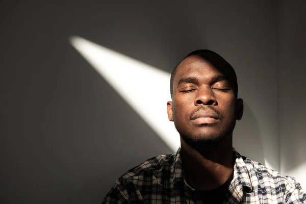Zbliżenie Portret Afrykański Amerykanin Człowiek Zamkniętymi Oczami Światło Poprzek Twarzy — Zdjęcie stockowe