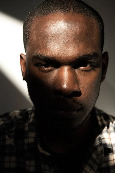 Закрыть Портрет Африканского Американца Смотрящего Светлое Лицо — стоковое фото