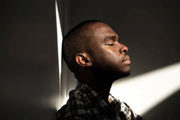 Profiel Portret Afrikaanse Amerikaanse Man Met Ogen Dicht Leunend Tegen — Stockfoto