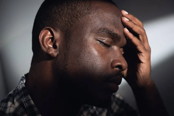 Close Boczny Portret Afroamerykanin Człowiek Zamkniętymi Oczami Ręka Łeb — Zdjęcie stockowe